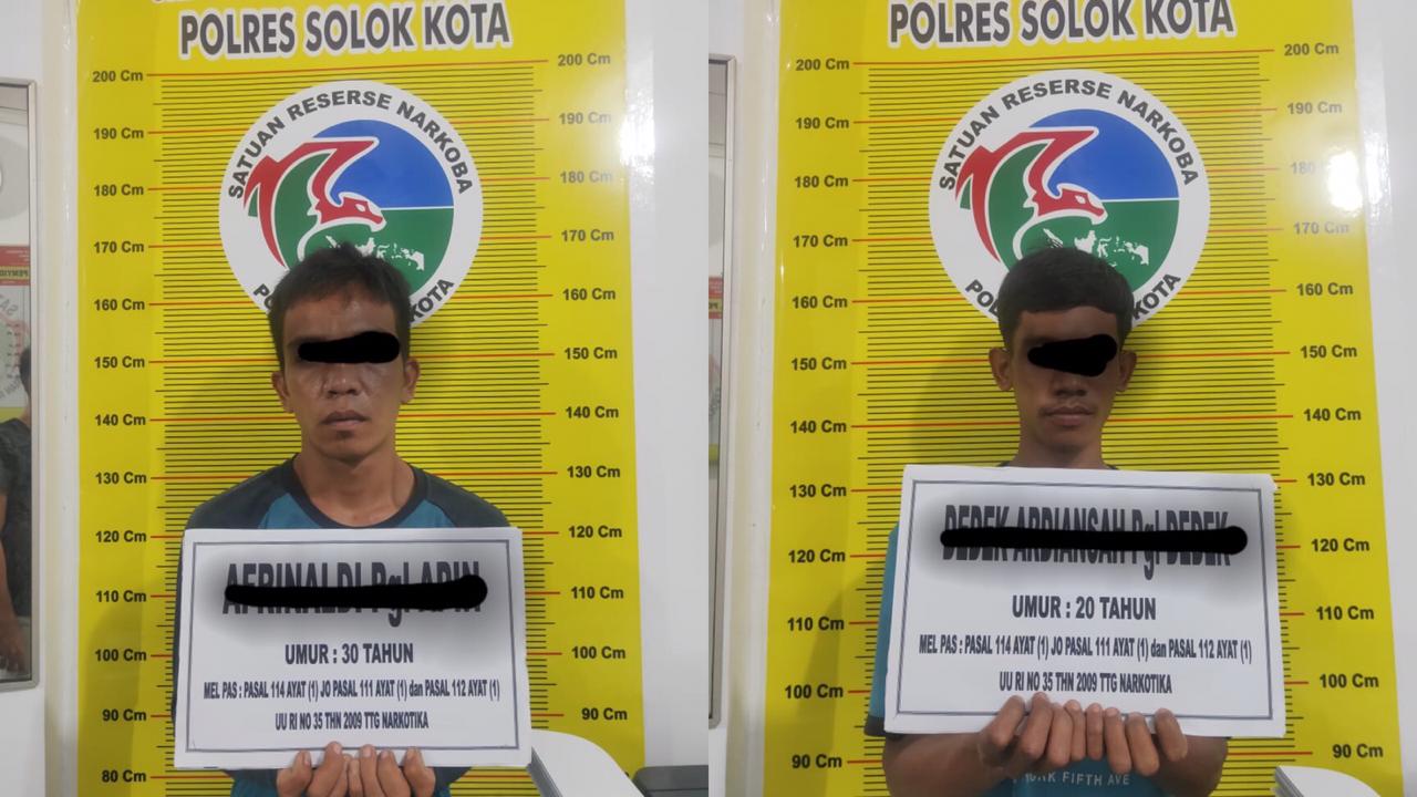 DA (20) dan A (30), tersangka pemilik narkotika golongan 1 jenis ganja dan sabu yang berhasil diringkus oleh anggota jajaran Satres Narkoba Polres Solok Kota, Rabu (18/11)